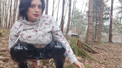 MistressRoberta Picnic in the woods with pee