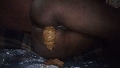 Close pooping and showing my swollen hole