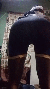 Katze smear poop thoroughly on her body