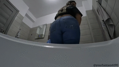 Pee in bathtub under view