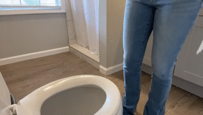 This MILF needs to take a shit!