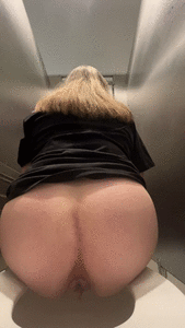 Made a long poop in popular grocery store