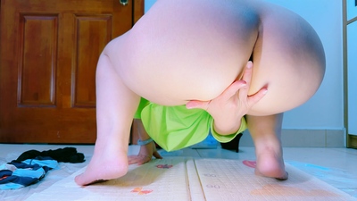 Fingering asshole + shitting