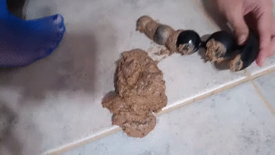 Shitting like a cow, Playing with Anal beads