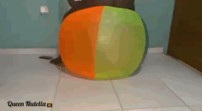 Queen Nutella : Pooping on a beachball 2