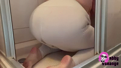 Big turd in white leggings