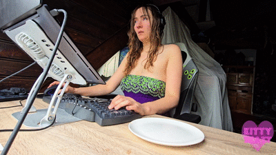 Gamergirl HAS to Shit during Raid