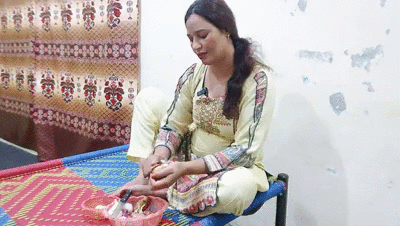 Muslim mommy Pooping with beautifull face show