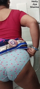 Mommy unloaded her poop in pink saree