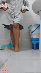 Momy's creamy poop leacked while she dancing