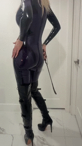 Mistress Shit in Latex Suit Order you to Eat