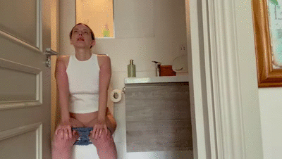 Pooing & long pee on the toilet