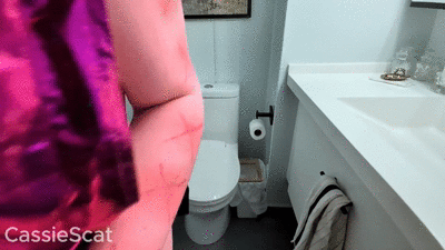Desperate Alien Can't Find Toilet on the Ship