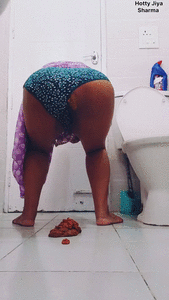 Momy's turd leaked with 2 smelly farts.