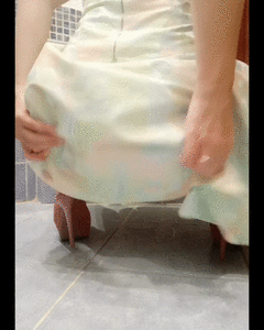 Office lady in poo urge